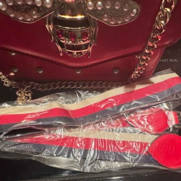 BRAND NEW! Adorable Red Bee Bag w/Red, White, Blue Long Handle Strap! Never Worn - Picture 5 of 12